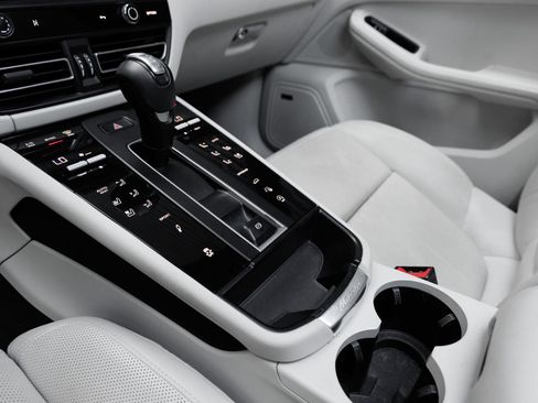 Certified 2022 Porsche Macan S AWD/4WD image 23