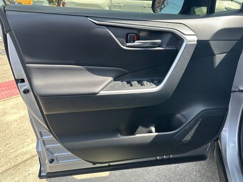 Used 2019 Toyota RAV4 XLE FWD image 11