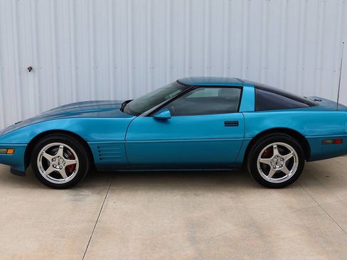 Used 1992 Chevrolet Corvette Coupe image 2