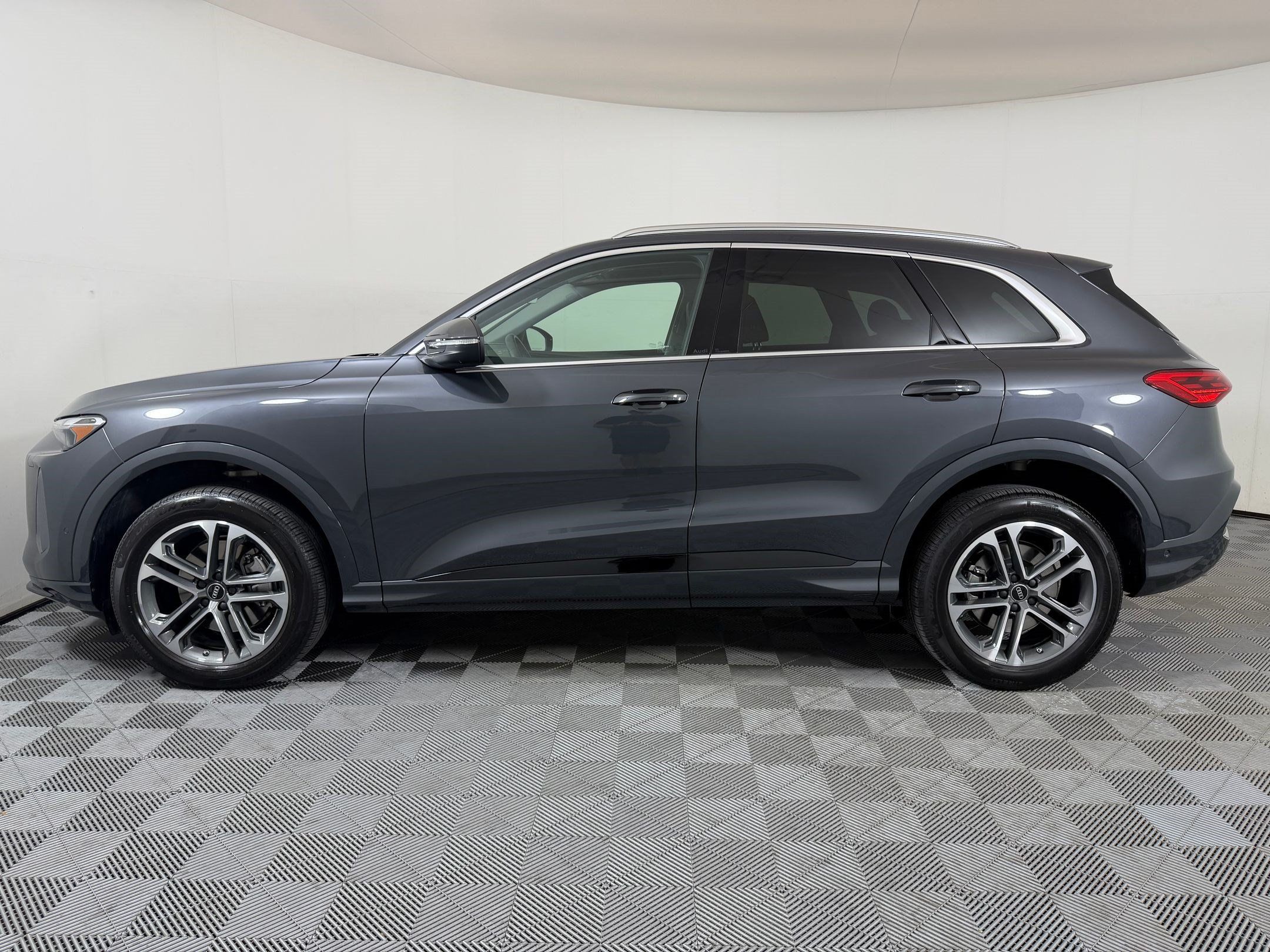 Certified 2025 Audi Q5 Premium w/ Convenience Package AWD/4WD image 2