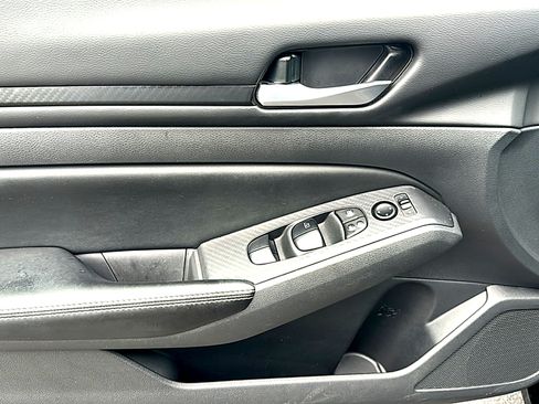 Used 2025 Nissan Altima 2.5 SV FWD image 16