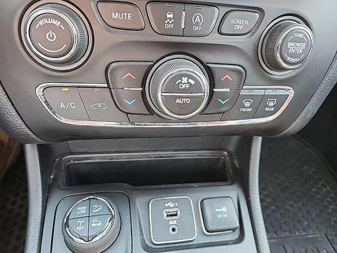 Used 2022 Jeep Cherokee Trailhawk w/ Comfort/Convenience Group AWD/4WD image 23