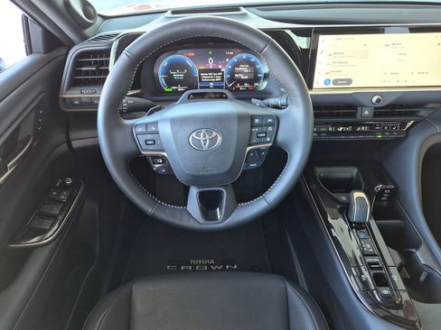 Used 2025 Toyota Crown Platinum w/ Carpet Mat Package (TMS) AWD/4WD image 12