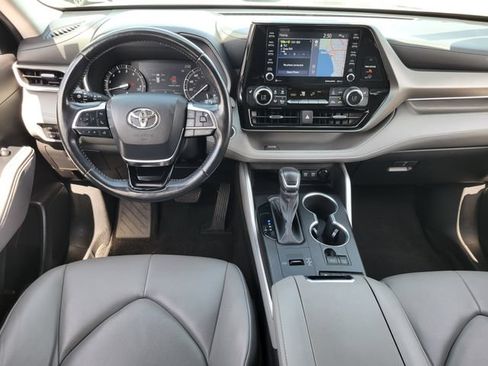 Used 2021 Toyota Highlander XLE FWD image 6