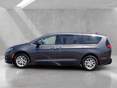 Used 2023 Chrysler Pacifica Touring-L FWD image 8