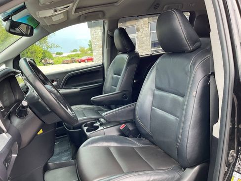 Used 2015 Toyota Sienna SE FWD image 15