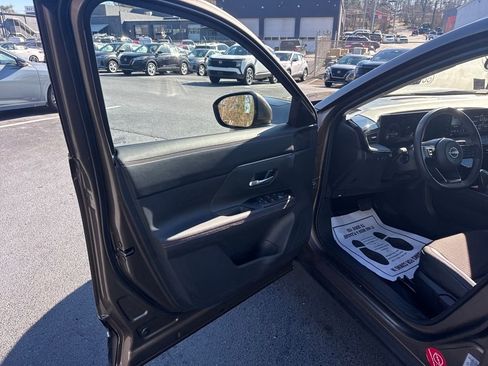 Used 2025 Nissan Kicks SR image 11