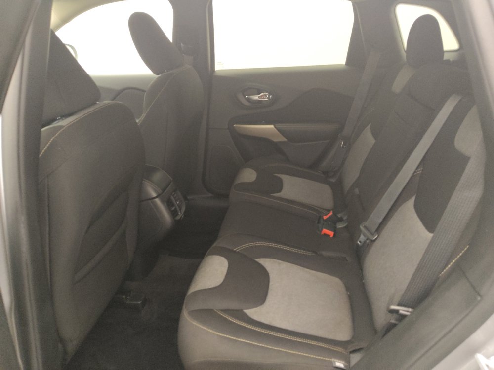 Used 2018 Jeep Cherokee Latitude FWD image 18