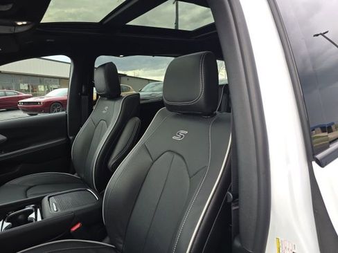 Used 2026 Chrysler Pacifica Premium FWD image 16