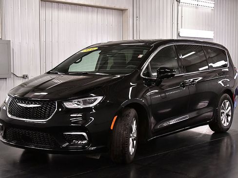 Used 2026 Chrysler Pacifica Limited FWD image 3