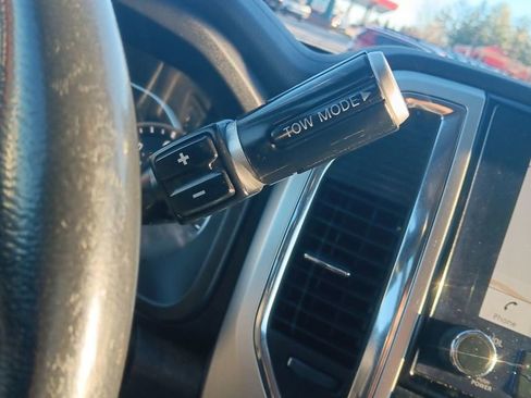 Used 2021 Nissan Titan SV w/ SV Convenience Package image 24