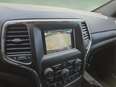 Used 2021 Jeep Grand Cherokee Laredo image 17