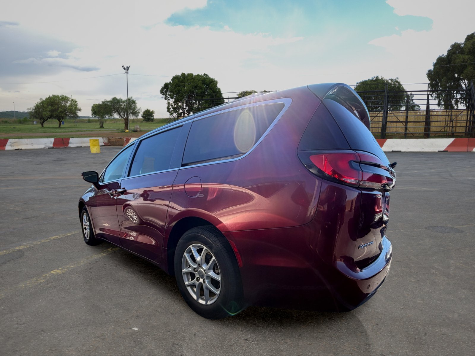 Used 2021 Chrysler Pacifica Touring-L FWD image 4