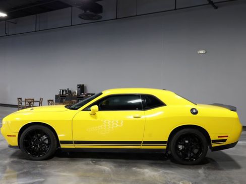Used 2017 Dodge Challenger SXT RWD image 4