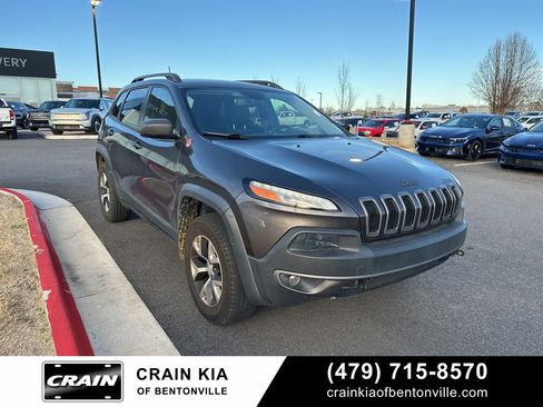 Used 2018 Jeep Cherokee Trailhawk w/ Comfort/Convenience Group image 2