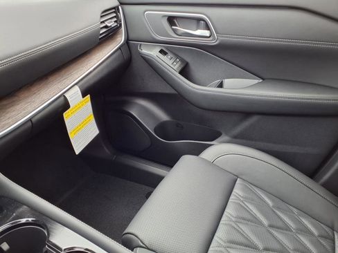 New 2025 Nissan Rogue Platinum w/ Platinum Premium Package image 24