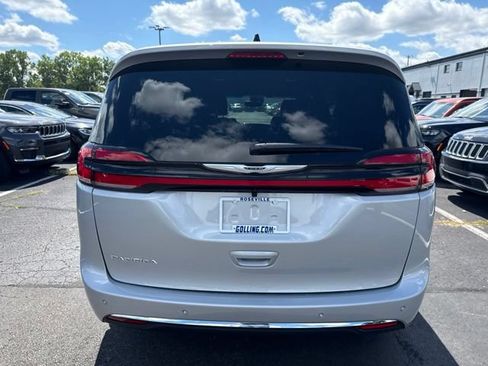 Used 2026 Chrysler Pacifica Select FWD image 5