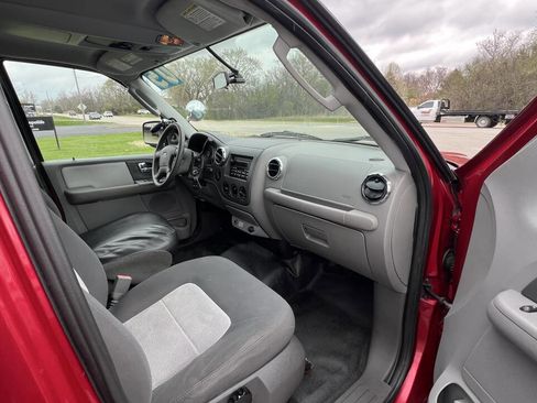 Used 2005 Ford Expedition XLT image 19