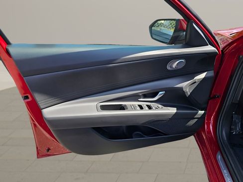 Used 2025 Hyundai Elantra SE image 16