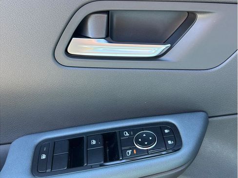 New 2026 Nissan Leaf FWD image 17