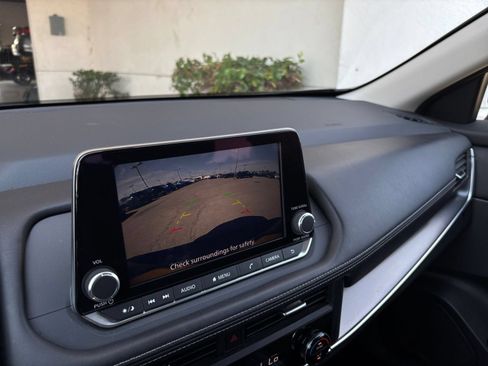 Used 2025 Nissan Rogue SV FWD image 25