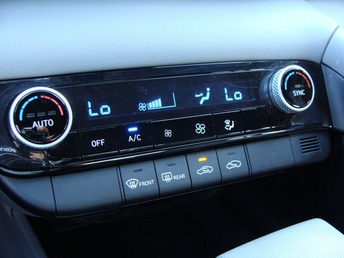 Used 2023 Hyundai Elantra SEL w/ Preferred Accessory Package image 23