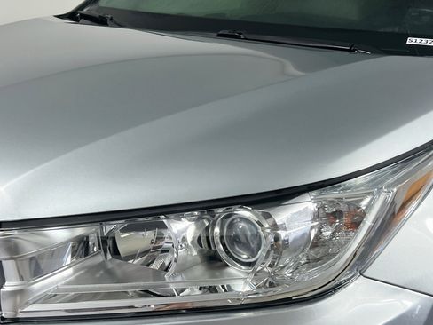 Used 2019 Toyota Highlander Plus FWD image 11