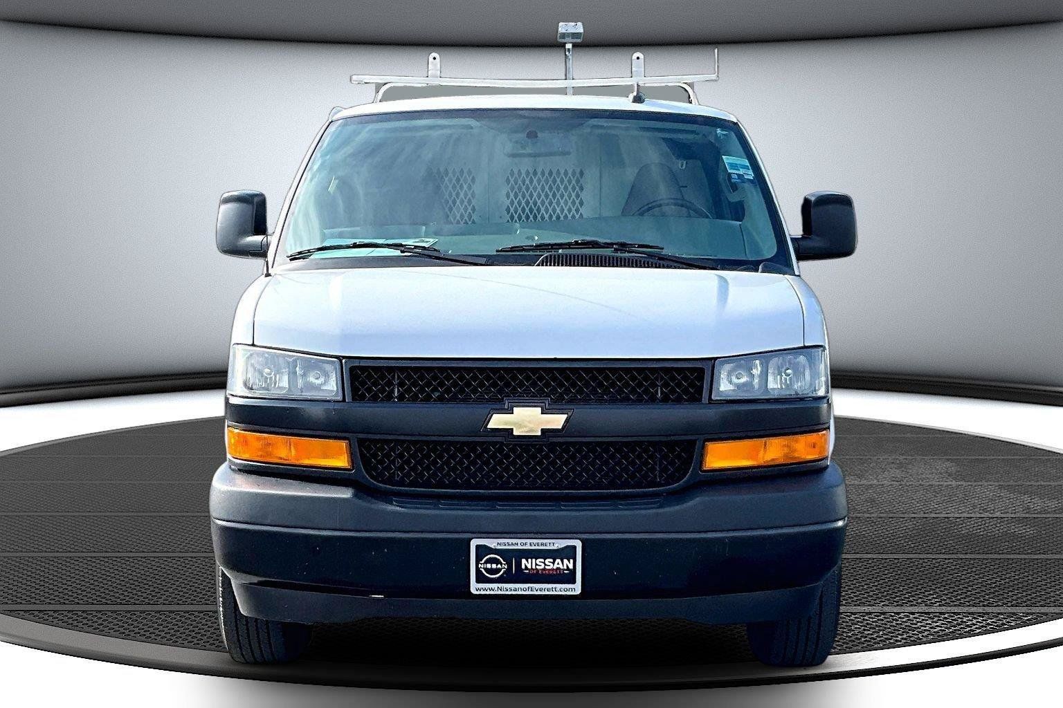 Used 2021 Chevrolet Express 3500 w/ Driver Convenience Package RWD image 3