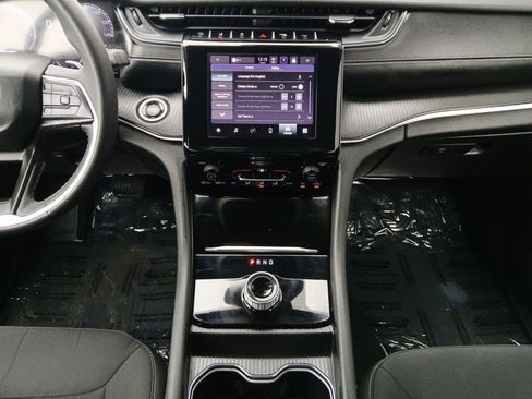 Used 2024 Jeep Grand Cherokee Laredo RWD image 3