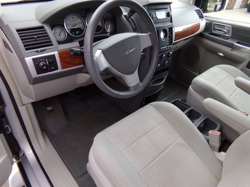 Used 2008 Chrysler Town & Country Touring FWD image 20