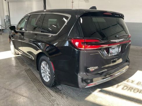 Used 2024 Chrysler Pacifica Touring-L image 4