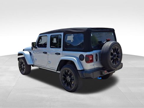 Used 2024 Jeep Wrangler Unlimited Sahara w/ Technology Group AWD/4WD image 4