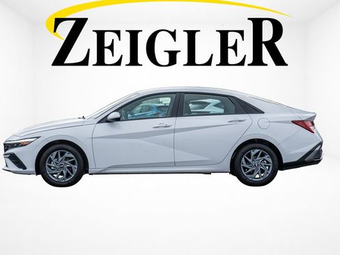 Certified 2025 Hyundai Elantra Blue image 4