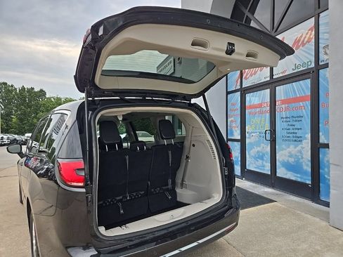Used 2023 Chrysler Pacifica Touring-L FWD image 92