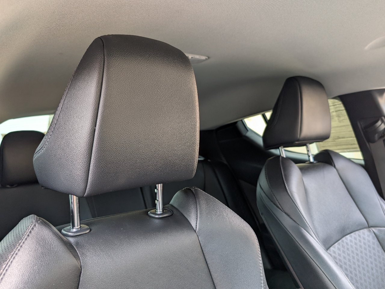 Used 2022 Toyota C-HR Limited FWD image 3