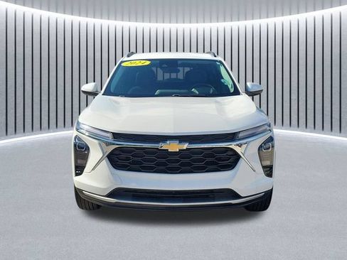 Used 2024 Chevrolet Trax LT w/ Driver Confidence Package FWD image 2