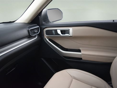 Used 2023 Ford Explorer XLT w/ Equipment Group 202A image 17