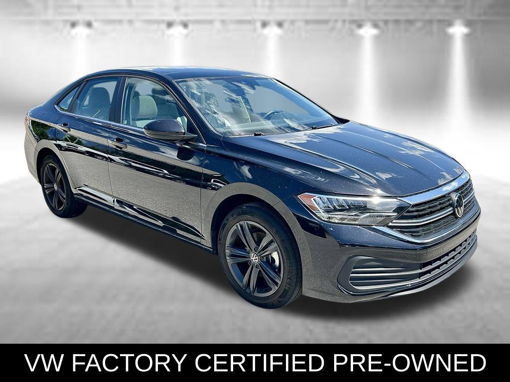 Used 2024 Volkswagen Jetta SE w/ Panoramic Sunroof Package FWD image 3