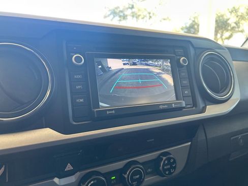 Used 2017 Toyota Tacoma 2WD Double Cab image 9