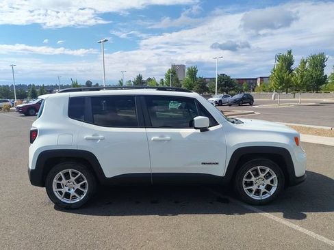 Used 2019 Jeep Renegade Latitude FWD image 2