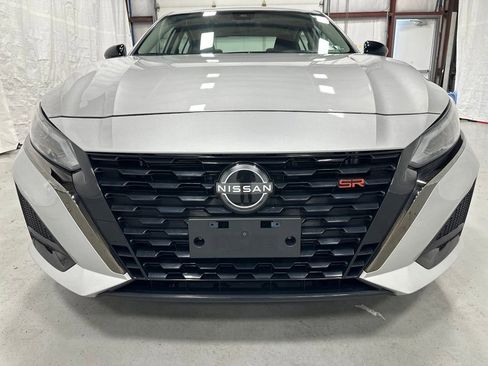 Used 2023 Nissan Altima 2.5 SR FWD image 2