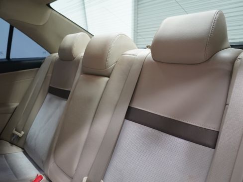 Used 2014 Toyota Camry XLE w/ Leather Package FWD image 12