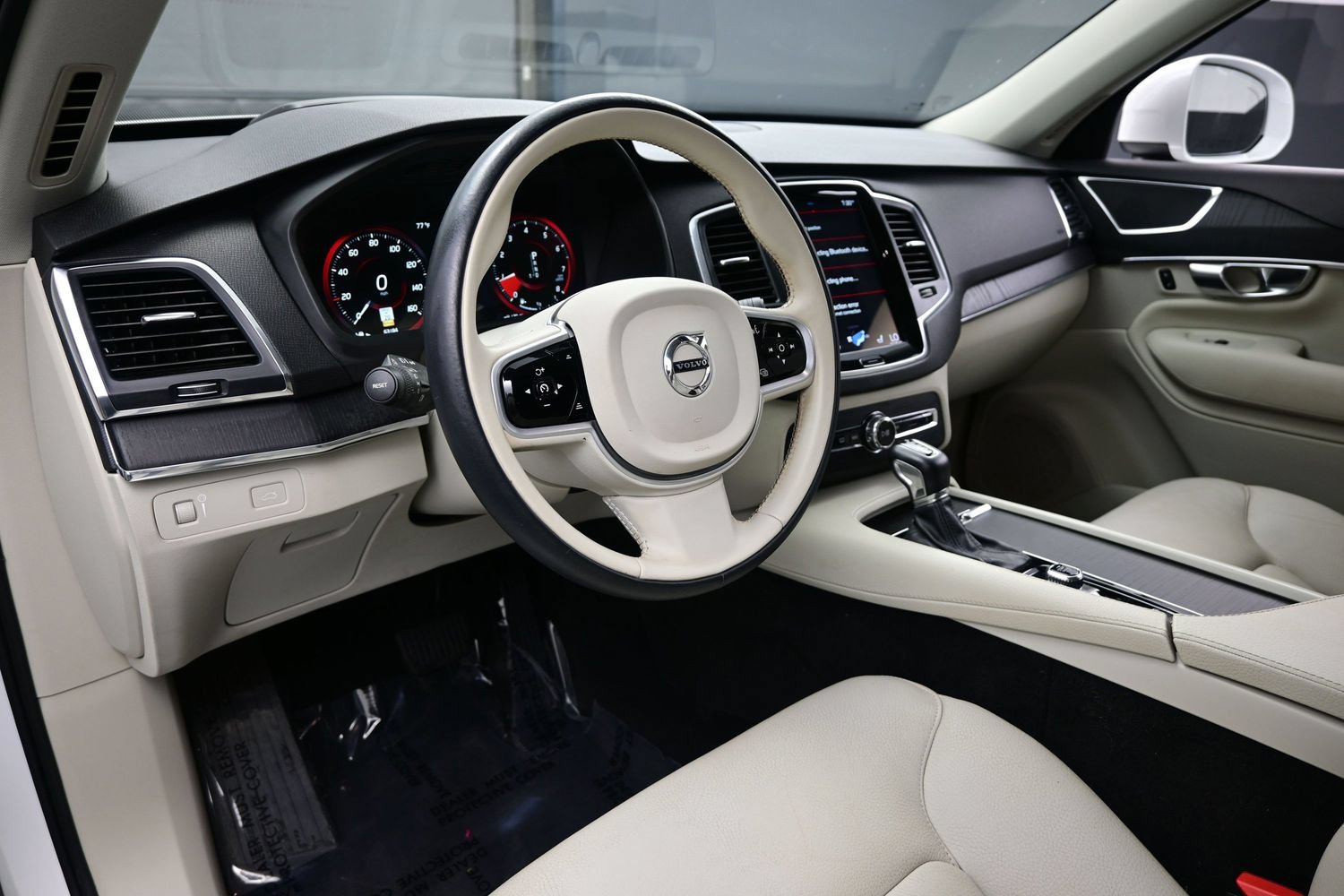 Used 2020 Volvo XC90 T6 Momentum w/ Protection Package Premier AWD/4WD image 13