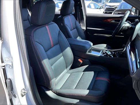 Used 2024 Chevrolet Traverse RS image 9