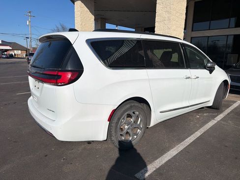 Used 2023 Chrysler Pacifica Limited image 4