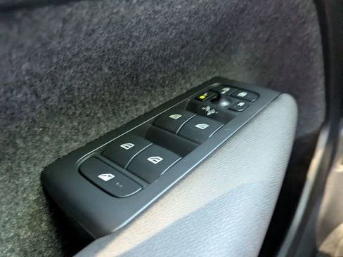 Certified 2025 Volvo XC40 B5 Core AWD/4WD image 32