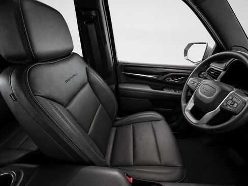 Used 2024 GMC Yukon Denali w/ Advanced Technology Package AWD/4WD image 12