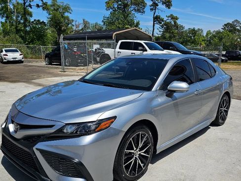 Used 2022 Toyota Camry SE image 2