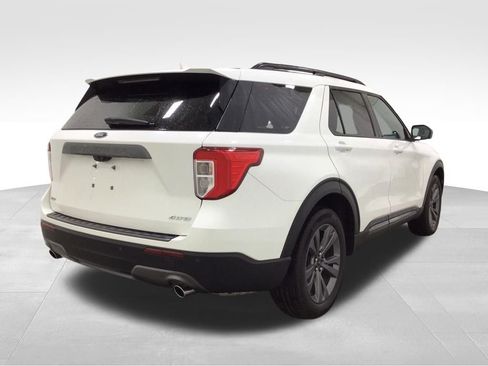 Used 2023 Ford Explorer XLT w/ Equipment Group 202A AWD/4WD image 4