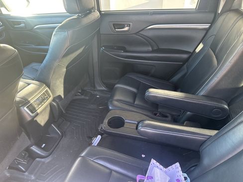 Used 2017 Toyota Highlander SE image 4